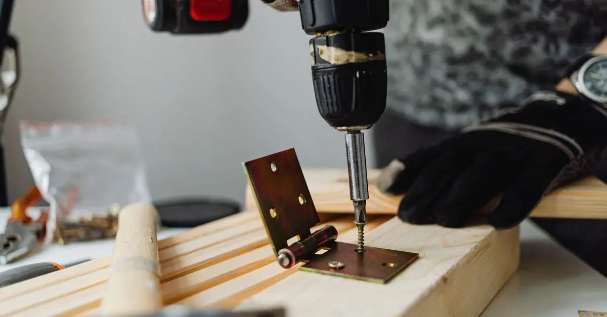 Comment réparer une porte en bois qui grince