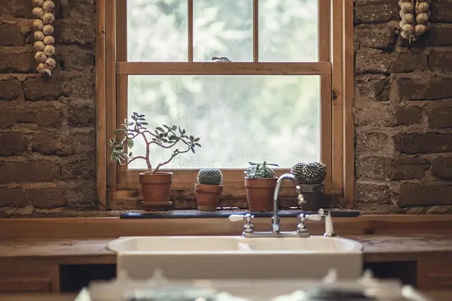 Pourquoi choisir des menuiseries en bois pour votre maison ?