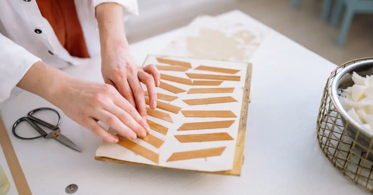 Comment restaurer une table en bois antique