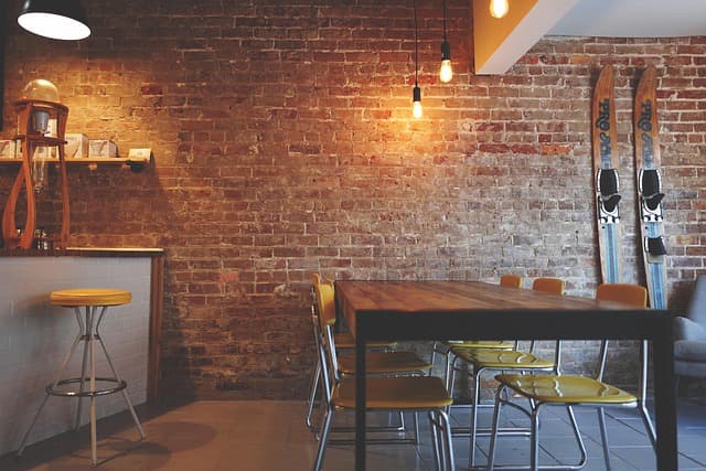 Comment choisir le bon type de finition pour vos menuiseries